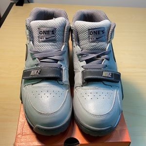 AIR TRAINER 1 
STERLING/MIDNIGHT FOG-LT CHAR